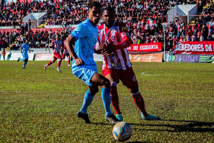 Novo Hamburgo e Inter-SM duelaram no Estádio Presidente Vargas. Jefferson Couto/ECNH