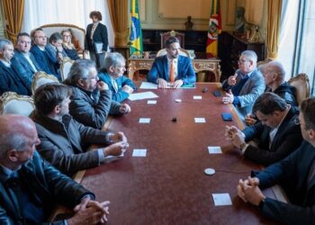 Eduardo Leite anunciou programa de auxílio a exportadores atingidos por tarifas do EUA após encontro com lideranças empresariais. Maurício Tonetto/Secom