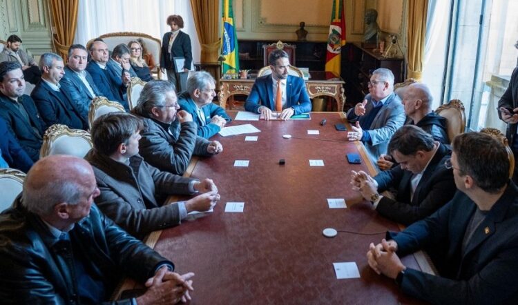Eduardo Leite anunciou programa de auxílio a exportadores atingidos por tarifas do EUA após encontro com lideranças empresariais. Maurício Tonetto/Secom