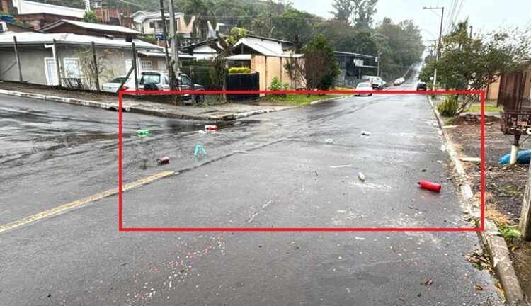 Uma rotina que irrita: após caminhão do lixo passar, muita coisa que estava nos sacos fica pelo caminho