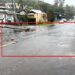 Uma rotina que irrita: após caminhão do lixo passar, muita coisa que estava nos sacos fica pelo caminho