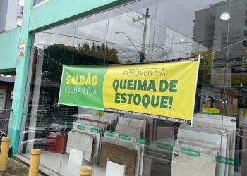 Faixa está posicionada na vitrine da loja, no Centro de Novo Hamburgo
