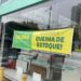 Faixa está posicionada na vitrine da loja, no Centro de Novo Hamburgo