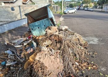 Resíduos ocupam há mais de dois meses parte da rua e parte do passeio público