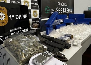 Entorpecentes e armas foram localizados em residência no bairro São Jorge. Polícia Civil/Divulgação