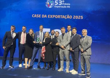 Equipe da Calçados Beira Rio celebrando mais um reconhecimento. Divulgação