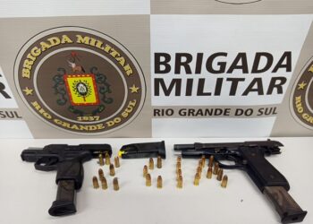 Armas foram apreendidas com ocupantes de uma BMW. Brigada Militar/Divulgação
