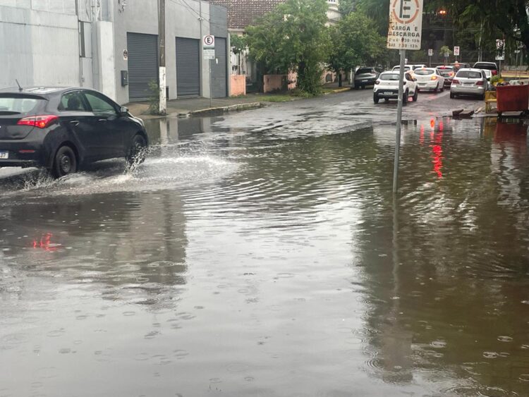 Objetivo da obra é reduzir os alagamentos crônicos da via, registrados há anos.