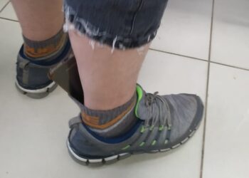 Celular foi encontrado preso na meia junto ao pé direito do homem. PMEV/Divulgação