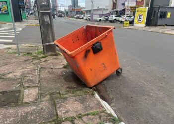 Situação de contentor de plástico na esquina das ruas Bento Gonçalves e Gomes Jardim