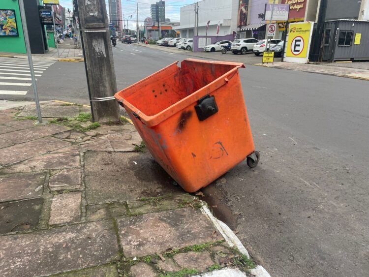 Situação de contentor de plástico na esquina das ruas Bento Gonçalves e Gomes Jardim