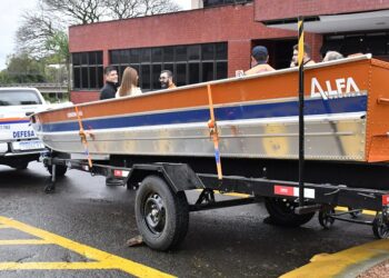 A entrega inclui uma caminhonete Mitsubishi Triton L200 zero quilômetro, um barco com motor, reboque e dez computadores. Weslei Fillmann/PMNH