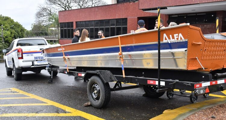 A entrega inclui uma caminhonete Mitsubishi Triton L200 zero quilômetro, um barco com motor, reboque e dez computadores. Weslei Fillmann/PMNH