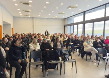 Equipes diretivas participaram de reunião nesta segunda-feira e receberam orientações sobre como acolher de forma tranquila diferentes públicos. Vinícius Campos/PMNH