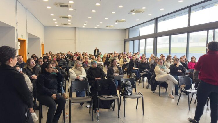 Equipes diretivas participaram de reunião nesta segunda-feira e receberam orientações sobre como acolher de forma tranquila diferentes públicos. Vinícius Campos/PMNH