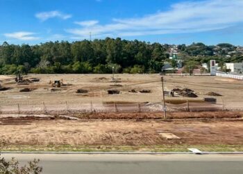 As marcações no terreno indicam a dimensão da estrutura que será erguida