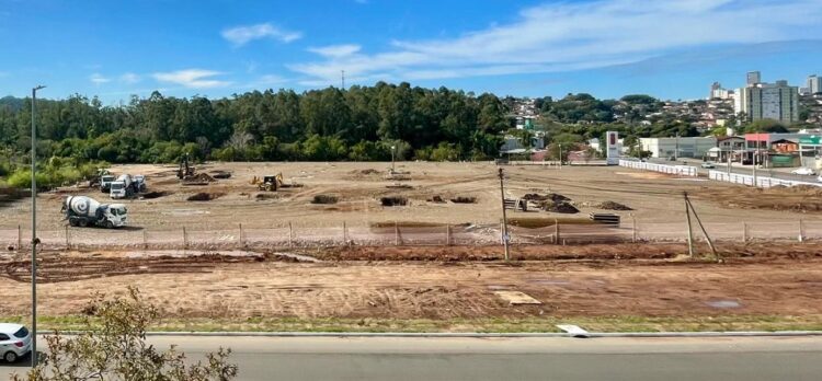 As marcações no terreno indicam a dimensão da estrutura que será erguida