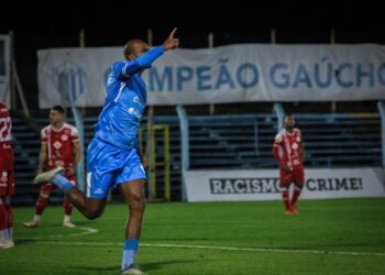 O centroavante Luam Parede saiu do banco de reservas para marcar o segundo gol do Noia. Jefferson Couto/ECNH