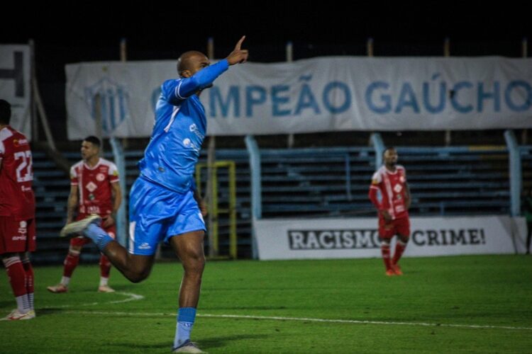O centroavante Luam Parede saiu do banco de reservas para marcar o segundo gol do Noia. Jefferson Couto/ECNH