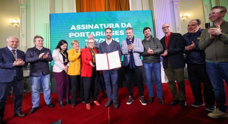 Assinatura foi realizada no Palácio Piratini. João Pedro Rodrigues/Secom