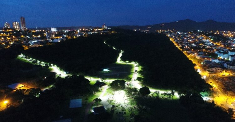 O Parque Henrique Luiz Roessler, o Parcão, tem 54 hectares e, entre melhorias, recebeu iluminação. PMNH/Divulgação