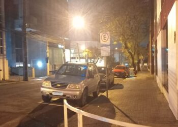 Carros estacionados na direção contrária na Rua Joaquim Pedro Soares. Divulgação