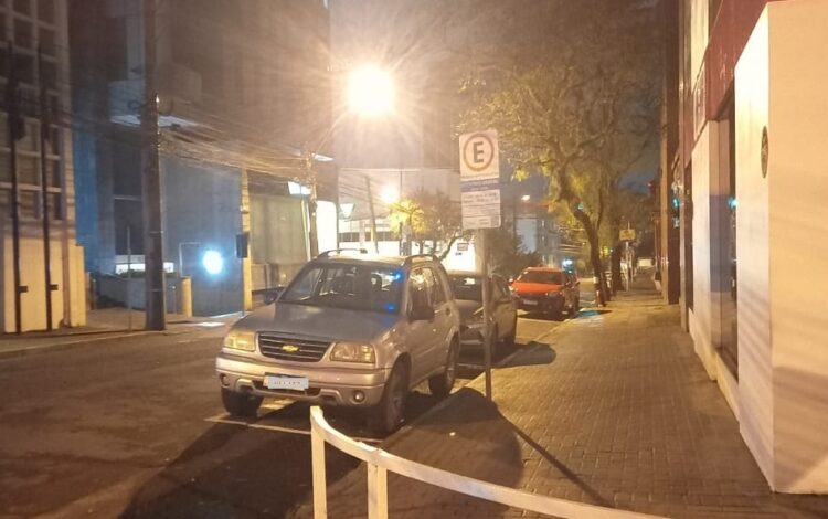 Carros estacionados na direção contrária na Rua Joaquim Pedro Soares. Divulgação