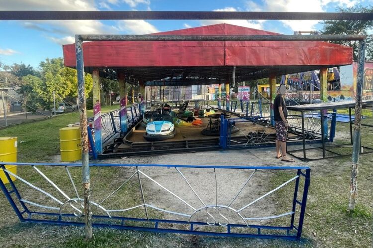Campinho de futebol da praça ganhou espaço de carrinho de choque