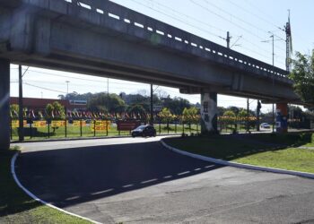 Segundo a Prefeitura, o bloqueio se dá em função da baixa visibilidade gerada pelos pilares da Trensurb aos motoristas que circulam pelo local. Weslei Fillmann/PMNH