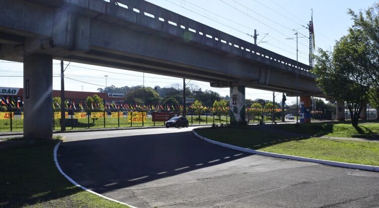 Segundo a Prefeitura, o bloqueio se dá em função da baixa visibilidade gerada pelos pilares da Trensurb aos motoristas que circulam pelo local. Weslei Fillmann/PMNH
