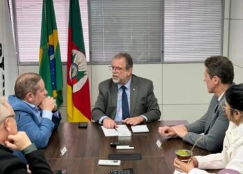 Prefeito de São Leopoldo e outras lideranças políticias receberam a informação do CEO da Taurus. Douglas Dalua | PMSL