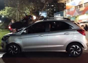 Após a colisão, a moto ficou posicionada sobre o  veículo. Divulgação