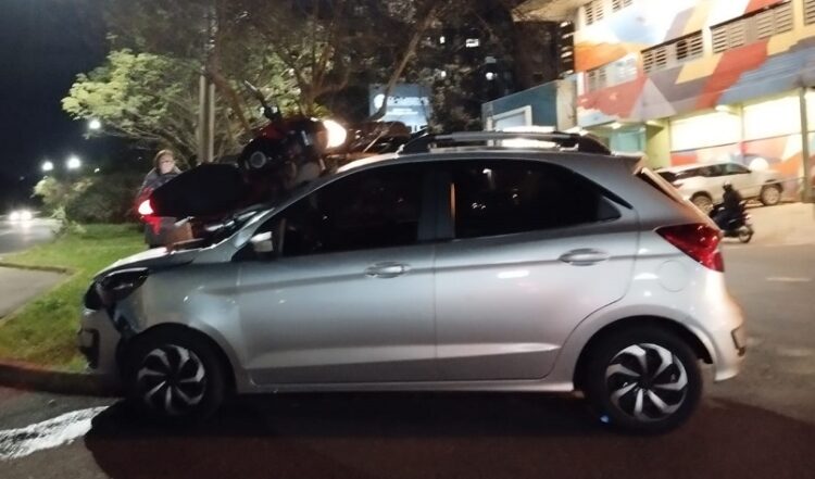 Após a colisão, a moto ficou posicionada sobre o veículo. Divulgação