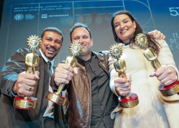 Melhor Ator Coadjuvante Xamã, por "Cinco Tipos de Medo" com o diretor Bruno Brini e a produtora Luciana Druzinado, elenco do melhor longa-metragem brasileiro "Cinco Tipos de Medo". Cleiton Thiele/Ag.Pressphoto