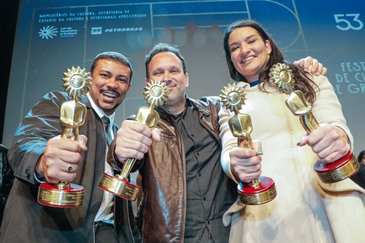 Melhor Ator Coadjuvante Xamã, por "Cinco Tipos de Medo" com o diretor Bruno Brini e a produtora Luciana Druzinado, elenco do melhor longa-metragem brasileiro "Cinco Tipos de Medo". Cleiton Thiele/Ag.Pressphoto
