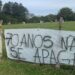 Faixa de protesto neste sábado: campo do Botafogo fica no Jardim Mauá. Fotos Divulgação