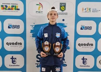 Alfredo Engel Hauser com os dois troféus conquistados em Vacaria. Divulgação