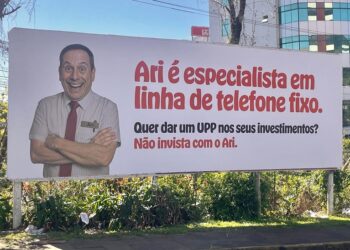Outdoor localizado próximo da Prefeitura de Novo Hamburgo: alguém conhece o Ari?