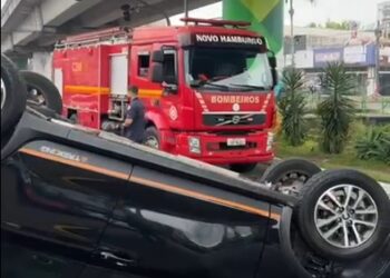 Veículo ficou capotado na Avenida Nações Unidas. Fotos Ricardo de Moraes/Divulgação