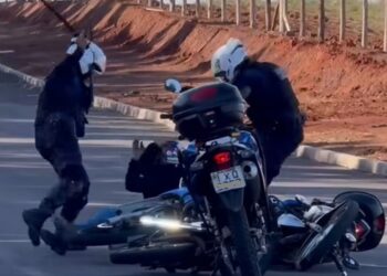 Guardas municipais em ação após queda de motociclista que tentava fugir. Repordução