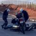 Guardas municipais em ação após queda de motociclista que tentava fugir. Repordução