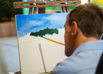 Sem movimentos no tronco, pernas e braços, artista encontrou na boca um caminho para expressar sua arte. Fotos Divulgação