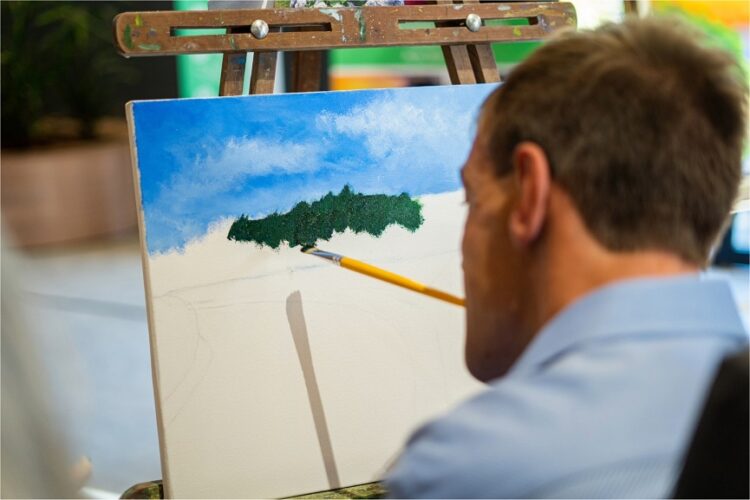 Sem movimentos no tronco, pernas e braços, artista encontrou na boca um caminho para expressar sua arte. Fotos Divulgação