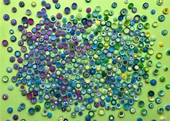 Juliana apresenta uma obra que convida a refletir sobre a polarização das ideias e os extremos que marcam o cenário mundial contemporâneo. Divulgação
