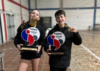 Os capitães com os troféus: Maria Antônia Forner Ethur e Murilo Iwanczuk Steigleder. Divulgação