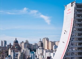 Estrutura começou a ser montada em agosto na fachada do CAFF para simular uma rampa de skate e possibilitar a manobra: Marcelo Maragni/Red Bull Content Pool