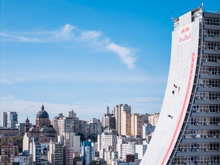 Estrutura começou a ser montada em agosto na fachada do CAFF para simular uma rampa de skate e possibilitar a manobra: Marcelo Maragni/Red Bull Content Pool