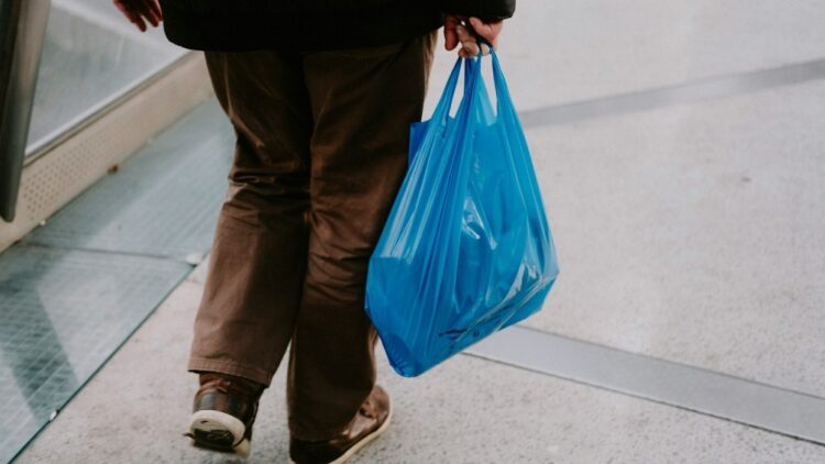Avaliação das autoridades é que a proibição da distribuição gratuita de sacolas acabou transferindo o custo ao consumidor. Divulgação