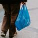 Avaliação das autoridades é que a proibição da distribuição gratuita de sacolas acabou transferindo o custo ao consumidor. Divulgação