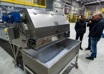 O CEO da empresa, CEO, Milton Killing, visita Superlack em novas instalações com capacidade de produção aumentada. Eric Bauer/Divulgação